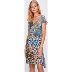 Desigual - Sukienka. Szare sukienki damskie Desigual, na co dzień, bez wzorów, z wiskozy, casualowe, bez kołnierzyka, bez rękawów, mini, rozkloszowane. Za 399,90 zł.