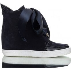 Granatowe skórzane sneakersy z kokardą J. Wolski. Czarne koturny damskie J. Wolski, na wysokim obcasie, na koturnie, bez zapięcia. W wyprzedaży za 199,00 zł.