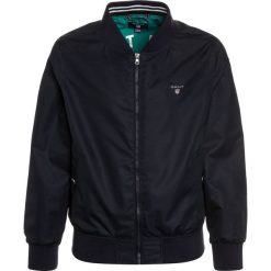 GANT BOYS Kurtka Bomber evening blue. Niebieskie kurtki dziewczęce GANT, z poliesteru. W wyprzedaży za 559,30 zł.