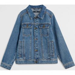 Mango Kids - Kurtka jeansowa dziecięca John 110-164 cm. Niebieskie kurtki chłopięce Mango Kids, bez wzorów, z bawełny, krótkie, bez kaptura. Za 99,99 zł.