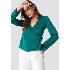 NA-KD Satynowa koszula z kopertowym przodem - Green. Zielone koszule wiązane damskie NA-KD, z poliesteru, z kopertowym dekoltem. Za 80,95 zł.