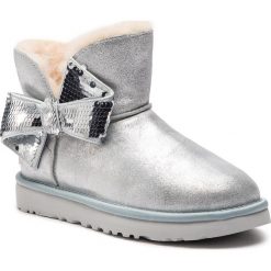 Buty UGG - W Mini Sequin Bow 1096012 W/Slvr. Szare kozaki damskie skórzane marki Ugg. W wyprzedaży za 569,00 zł.