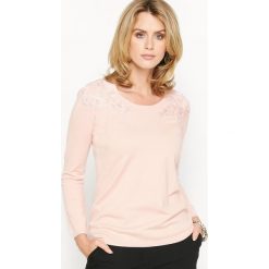 Sweter z gipiurą. Różowe kardigany damskie Anne weyburn, z wiskozy, z okrągłym kołnierzem. Za 178,50 zł.