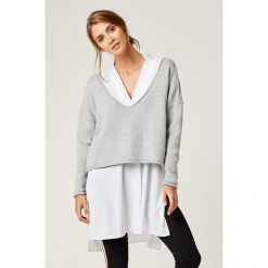 Sweter w kolorze szarym. Szare swetry klasyczne damskie marki SCUI. W wyprzedaży za 139,95 zł.