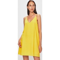 Calvin Klein Jeans - Sukienka. Różowe sukienki damskie Calvin Klein Jeans, na co dzień, s, bez wzorów, z poliesteru, casualowe, bez kołnierzyka, bez rękawów, rozkloszowane. W wyprzedaży za 239,90 zł.