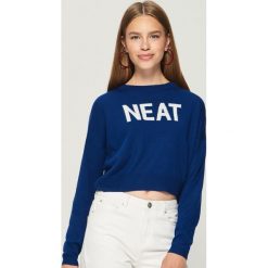 Krótki sweter z napisem - Niebieski. Niebieskie bez kategorii Sinsay, m. W wyprzedaży za 19,99 zł.