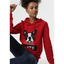 Czerwona Bluza Kaiser. Czerwone bluzy damskie Born2be, s, z nadrukiem, z jeansu, bez rękawów, długie, z kapturem. Za 79,99 zł.
