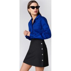 NA-KD Spódnica mini z zatrzaskami z boku - Black. Czarne spódniczki damskie NA-KD, bez wzorów, z poliesteru, mini, w kształcie a. Za 161,95 zł.