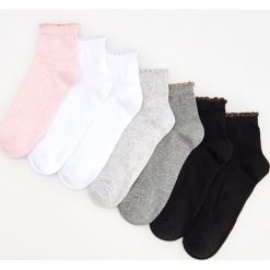 Skarpetki 7 pack - Biały. Białe skarpetki damskie Reserved, bez wzorów. W wyprzedaży za 9,99 zł.