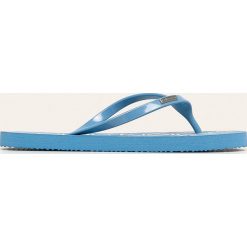 Calvin Klein - Japonki. Czerwone klapki damskie Calvin Klein, bez wzorów, z gumy, bez obcasa, na obcasie. Za 119,90 zł.