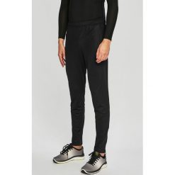 Reebok - Spodnie. Czarne spodnie męskie Reebok, xl, z poliesteru, sportowe. W wyprzedaży za 129,90 zł.