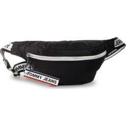 Saszetka nerka TOMMY JEANS - Tjw Logo Tape Bumbag Nyl AW0AW08050 0F4. Czarne nerki damskie Tommy Jeans, bez wzorów, z jeansu, młodzieżowe, bez dodatków. W wyprzedaży za 209,00 zł.