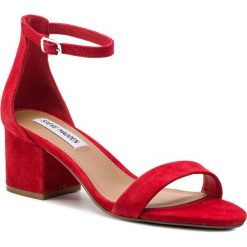 Sandały STEVE MADDEN - Irenee SM11000009-03002-605 Red Suede. Czerwone klapki damskie Steve Madden, bez wzorów, z zamszu, bez obcasa, na obcasie. W wyprzedaży za 299,00 zł.