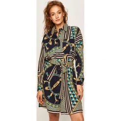 Lacoste - Sukienka. Niebieskie sukienki damskie Lacoste, na co dzień, bez wzorów, z lyocellu, bez kołnierzyka, z długim rękawem, długie, midi, proste. W wyprzedaży za 649,90 zł.