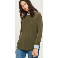 Sweter z kieszenią - Khaki. Brązowe swetry klasyczne damskie marki Sinsay, l. Za 39,99 zł.