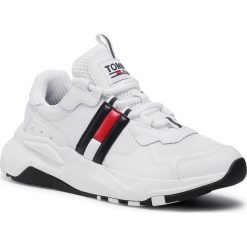 Sneakersy TOMMY JEANS - Cool Runner EN0EN00984 White YBR. Białe półbuty damskie Tommy Jeans, bez wzorów, z jeansu, bez obcasa, na płaskiej podeszwie, bez zapięcia. Za 539,00 zł.