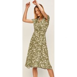 Answear - Sukienka Answear Lab. Zielone sukienki damskie ANSWEAR, na co dzień, s, w kwiaty, z wiskozy, casualowe, bez kołnierzyka, z krótkim rękawem, krótkie, midi, rozkloszowane. W wyprzedaży za 99,90 zł.