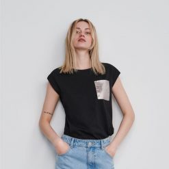 T-shirt z kieszenią - Czarny. Czarne t-shirty damskie Reserved, s, bez wzorów, bez kołnierzyka. Za 49,99 zł.