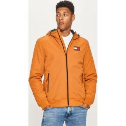 Tommy Jeans - Kurtka. Płaszcze męskie Tommy Jeans, s, bez wzorów, z elastanu, krótkie, z kapturem. Za 799,90 zł.