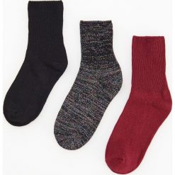 Skarpety 3 pack - Fioletowy. Fioletowe skarpetki damskie Reserved, bez wzorów. Za 19,99 zł.