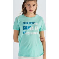 T-shirt z kolorowym napisem - Zielony. Zielone t-shirty damskie Sinsay, s, z napisami, bez kołnierzyka. W wyprzedaży za 7,99 zł.