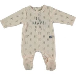 Śpioszki "Be Brave" w kolorze jasnoróżowym. Różowe śpiochy niemowlęce Cotton Fish, z nadrukiem, z weluru. W wyprzedaży za 49,95 zł.