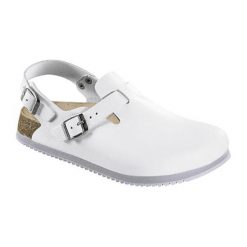 Skórzane chodaki w kolorze białym. Białe sandały damskie Birkenstock, bez wzorów, ze skóry, bez obcasa, ze sprzączką. W wyprzedaży za 259,95 zł.
