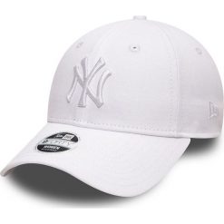 New Era - Czapka. Białe czapki damskie New Era, z aplikacjami, z bawełny. Za 89,90 zł.