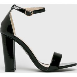Glamorous - Sandały. Białe sandały damskie Glamorous, bez wzorów, z materiału, bez obcasa, na obcasie, na klamry. W wyprzedaży za 59,90 zł.