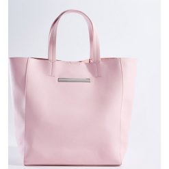 Duża torba shopper z kosmetyczką - Różowy. Czerwone kosmetyczki damskie marki Mohito, duże. W wyprzedaży za 79,99 zł.