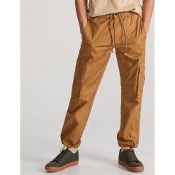 Bawełniane joggery cargo - Khaki. Brązowe spodnie męskie Reserved, m, bez wzorów, z bawełny. W wyprzedaży za 79,99 zł.