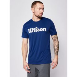 Koszulka techniczna Wilson Uwii Script Tech Tee WRA770309. Niebieskie koszulki męskie Wilson, m, bez wzorów, z poliesteru, polo, bez rękawów. W wyprzedaży za 99,00 zł.