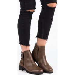 BRĄZOWE BOTKI NA PŁASKIM OBCASIE. Pomarańczowe botki damskie marki Ideal Shoes, bez obcasa, na płaskiej podeszwie, bez zapięcia. Za 83,64 zł.