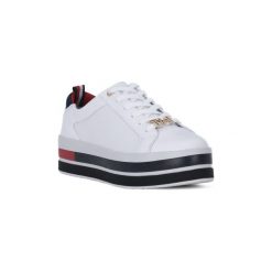 Buty Tommy Hilfiger 100 HARDWARE. Białe trampki i tenisówki damskie TOMMY HILFIGER, bez wzorów, bez zapięcia. Za 525,42 zł.