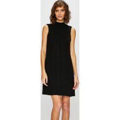 Tommy Hilfiger - Sukienka. Czarne sukienki damskie TOMMY HILFIGER, na co dzień, s, bez wzorów, z poliesteru, casualowe, z golfem, bez rękawów, mini, proste. W wyprzedaży za 449,90 zł.