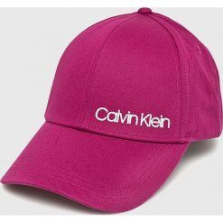 Calvin Klein - Czapka. Czapki damskie Calvin Klein, bez wzorów, z bawełny. W wyprzedaży za 99,90 zł.