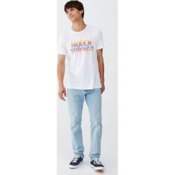 Bawełniana koszulka „Hidden Springs”. Białe koszulki męskie Pull&Bear, m, bez wzorów, z bawełny, bez kołnierzyka, z krótkim rękawem, krótkie. Za 29,90 zł.