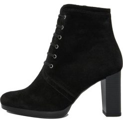 Skórzane botki w kolorze czarnym. Czarne botki damskie Bluetag, Gusto, bez obcasa, na obcasie, bez zapięcia. W wyprzedaży za 329,95 zł.