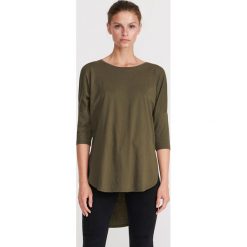 Bluzka z asymetrycznym dołem - Khaki. Brązowe bluzki damskie Reserved, s, bez wzorów, z asymetrycznym kołnierzem, bez rękawów. Za 39,99 zł.