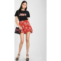 T-shirty damskie: Juicy Couture LOGO SPLIT NECK GRAPHIC TEE Tshirt z nadrukiem oxford