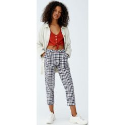 Spodnie tailored w kratkę. Brązowe spodnie damskie Pull&Bear. Za 69,90 zł.