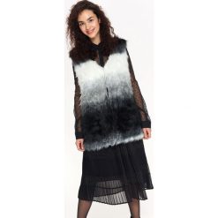 Modna kamizelka futrzana, cieniowana. Czarne kamizelki damskie Top Secret, na zimę, bez wzorów, z futra, długie, bez kaptura. W wyprzedaży za 129,99 zł.