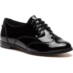 Oxfordy CLARKS - Andora Trick 261271554 Black Patent. Czarne jazzówki damskie Clarks, z lakierowanej skóry, na obcasie. W wyprzedaży za 229,00 zł.