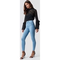 NA-KD Jeansy Skinny High Waist Raw Hem - Blue. Niebieskie jeansy damskie z wysokim stanem marki NA-KD, z jeansu. Za 141,95 zł.