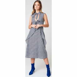 NA-KD Sukienka w kratę z wiązaniem - Black,Multicolor. Czarne sukienki damskie na komunię marki NA-KD, z falbankami, midi. Za 60,95 zł.