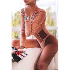 Bluzka-body MATISA PUDRA. Różowe bluzki damskie Bluzka-body MATISA PUDRA, s, bez wzorów, bez kołnierzyka, bez rękawów. W wyprzedaży za 59,00 zł.