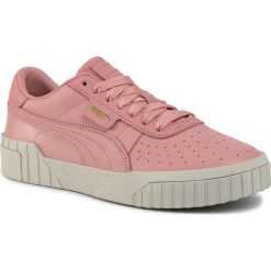 Sneakersy PUMA - Cali Emboos Wn's 369734 04 Bridal Rose. Różowe półbuty damskie Puma, bez wzorów, ze skóry, bez obcasa, na płaskiej podeszwie, bez zapięcia. W wyprzedaży za 229,99 zł.
