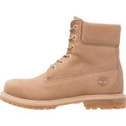 Timberland 6INCH PREMIUM Botki sznurowane beige. Brązowe botki damskie skórzane marki Timberland, na sznurówki. W wyprzedaży za 743,20 zł.