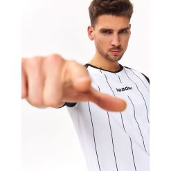 T-SHIRT W STYLU BOWLING. Białe t-shirty męskie Top Secret, na lato, m, w paski, z bawełny, klasyczne, z klasycznym kołnierzykiem. W wyprzedaży za 19,99 zł.