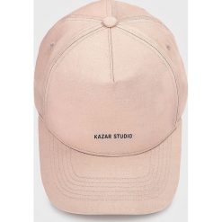 Kazar Studio - Czapka. Brązowe czapki damskie Kazar Studio, bez wzorów, z tkaniny. W wyprzedaży za 79,90 zł.
